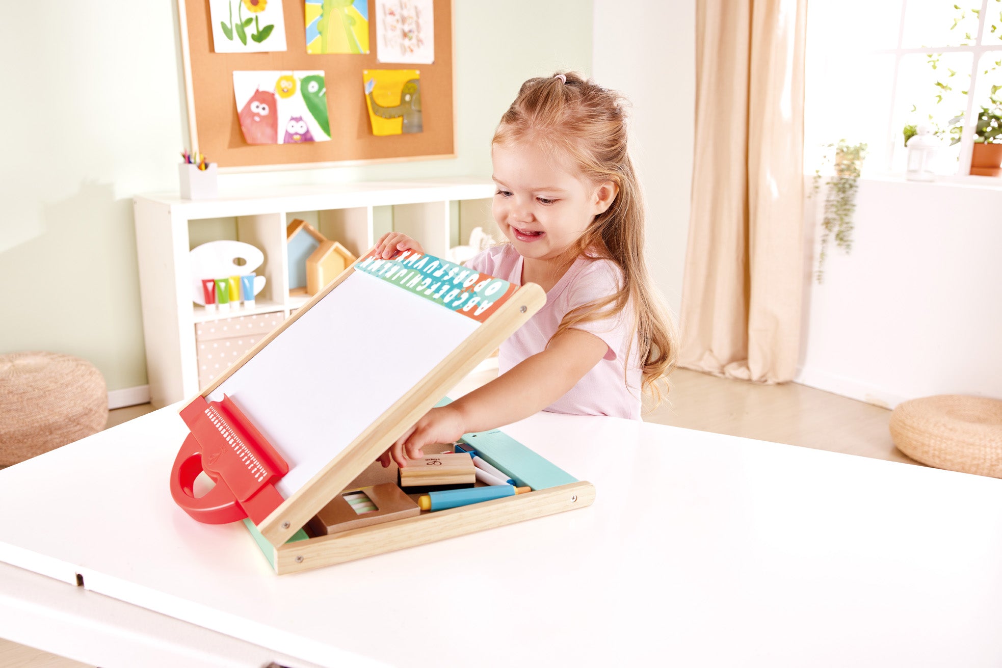 hape-store-and-go-easel