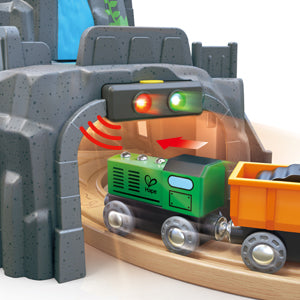 hape-light-and-sound-mountain-tunnel-set