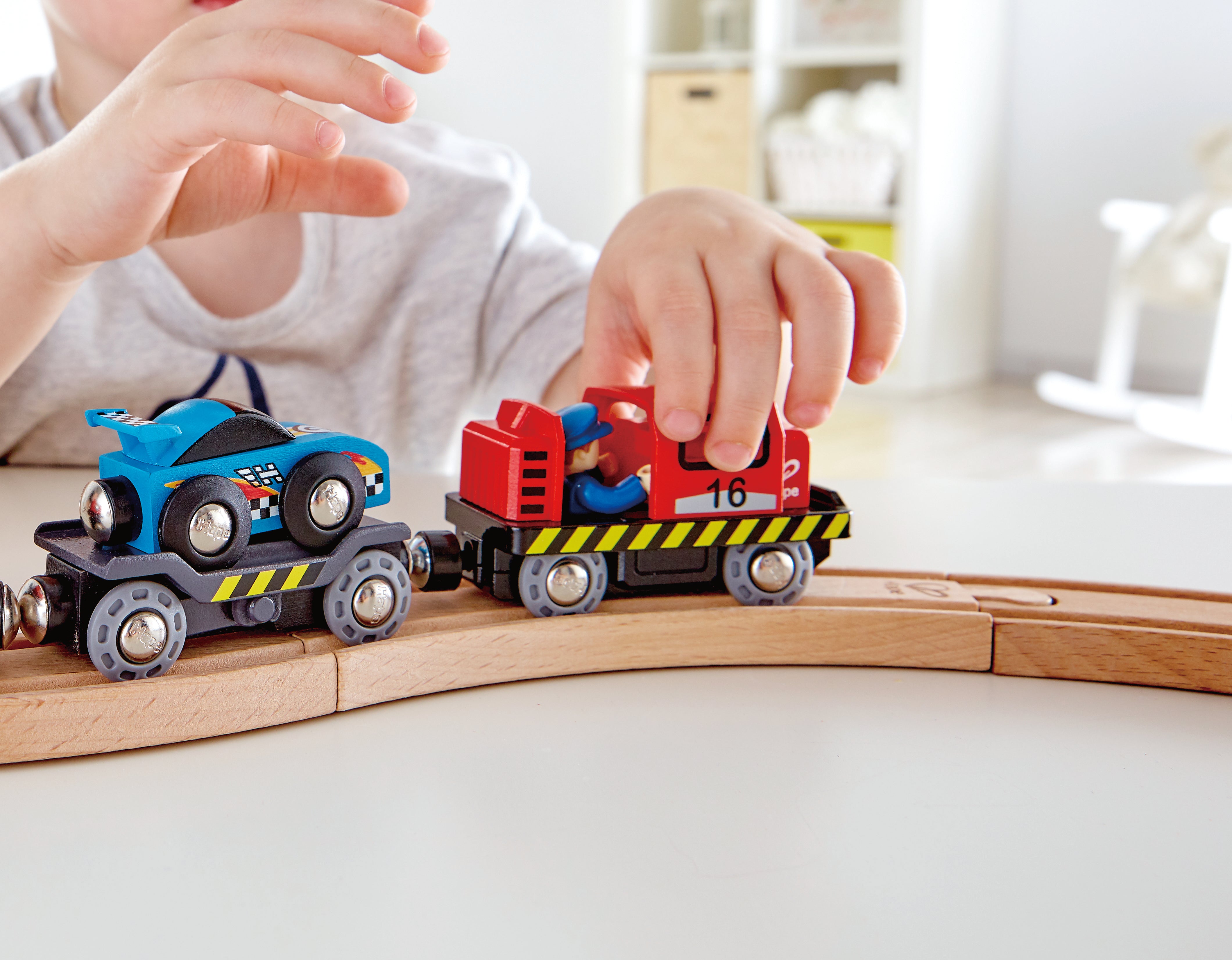 hape-race-car-transporter