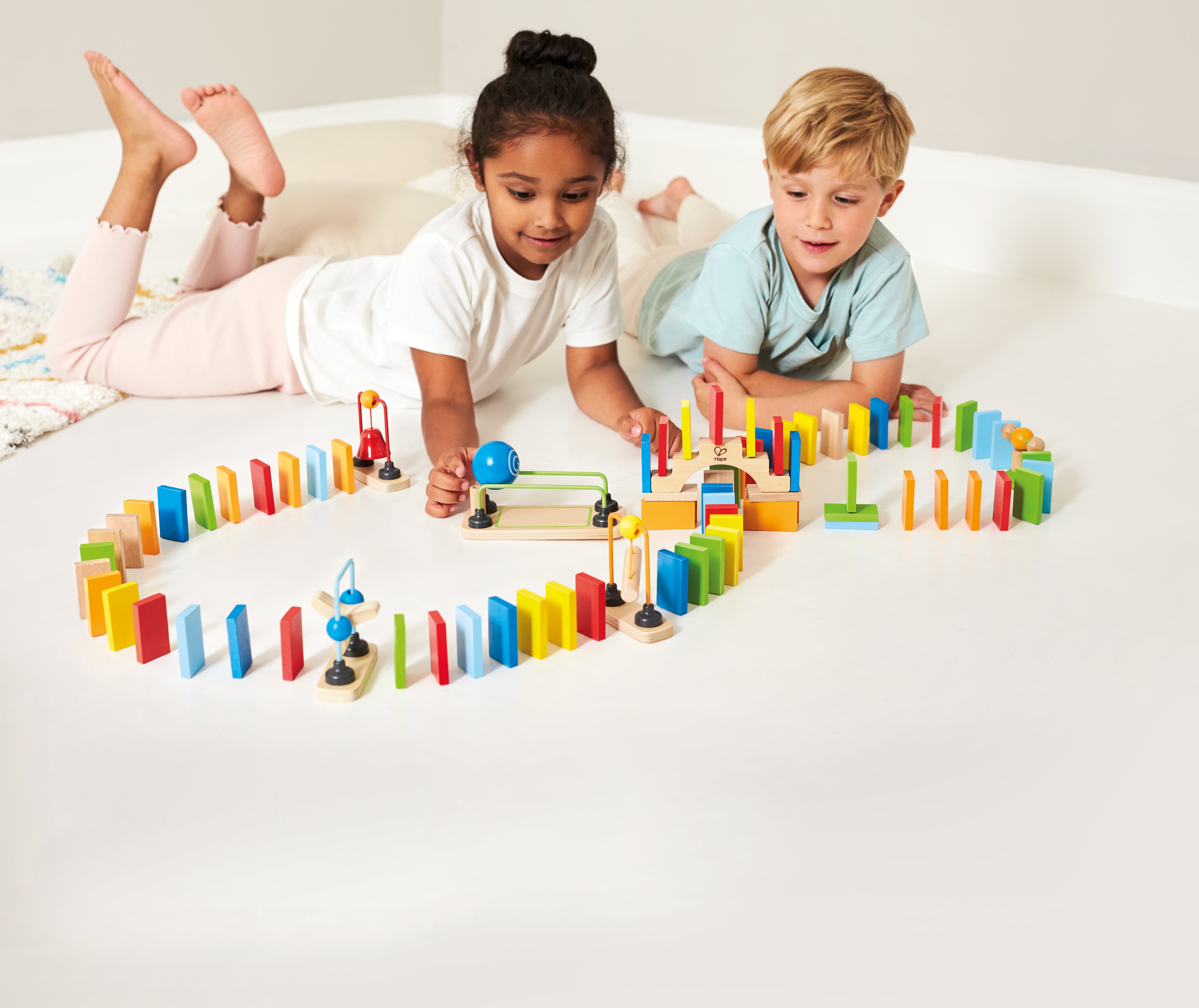 hape-dynamo-dominoes