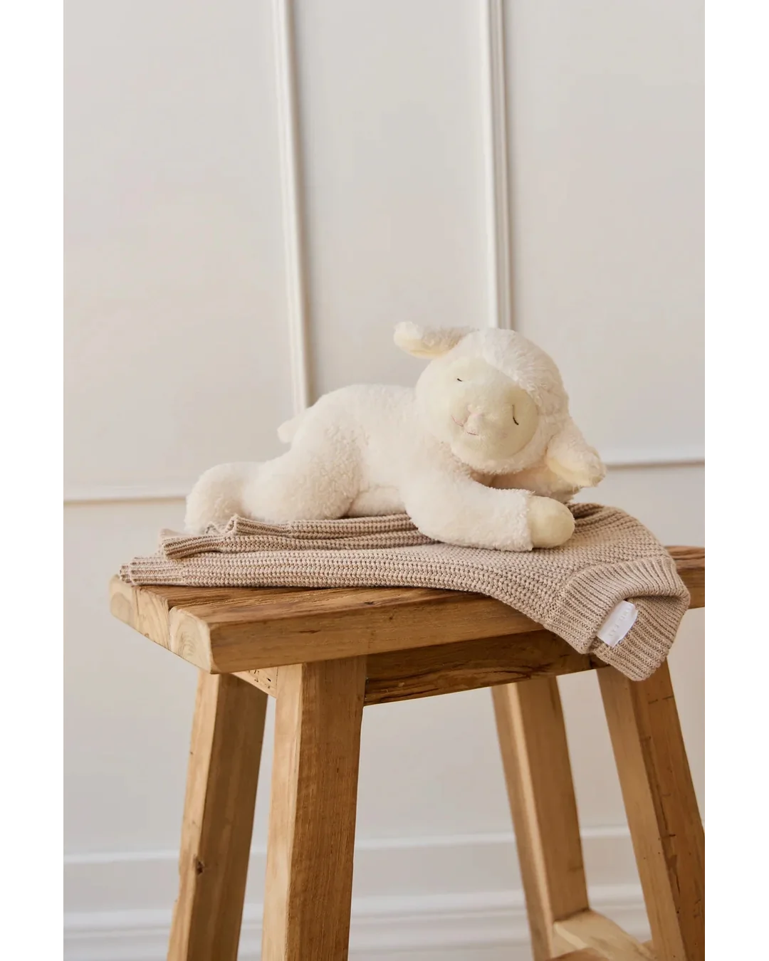 Snuggle Bunnies Lambie the Lamb Soft Toy – 28 cm Lamb soft toy