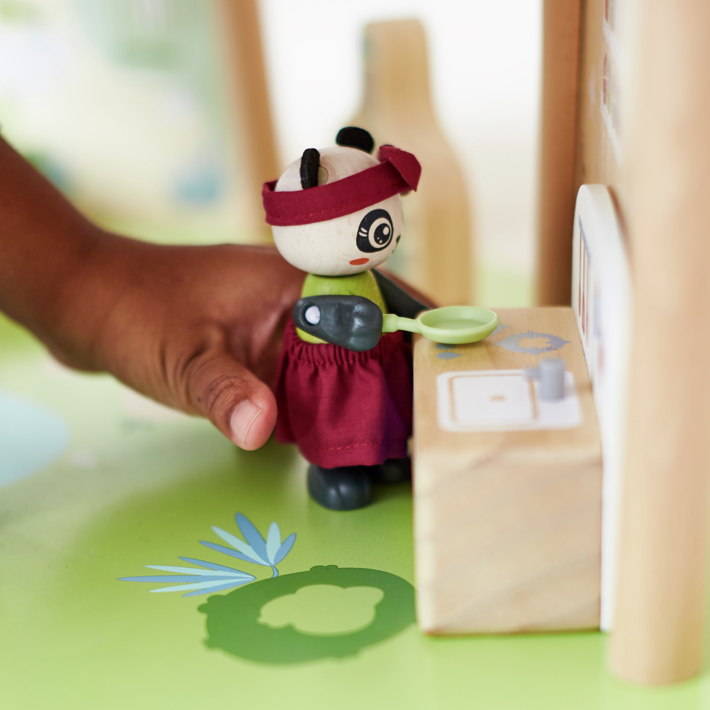 hape-green-planet-pandas-bamboo-house