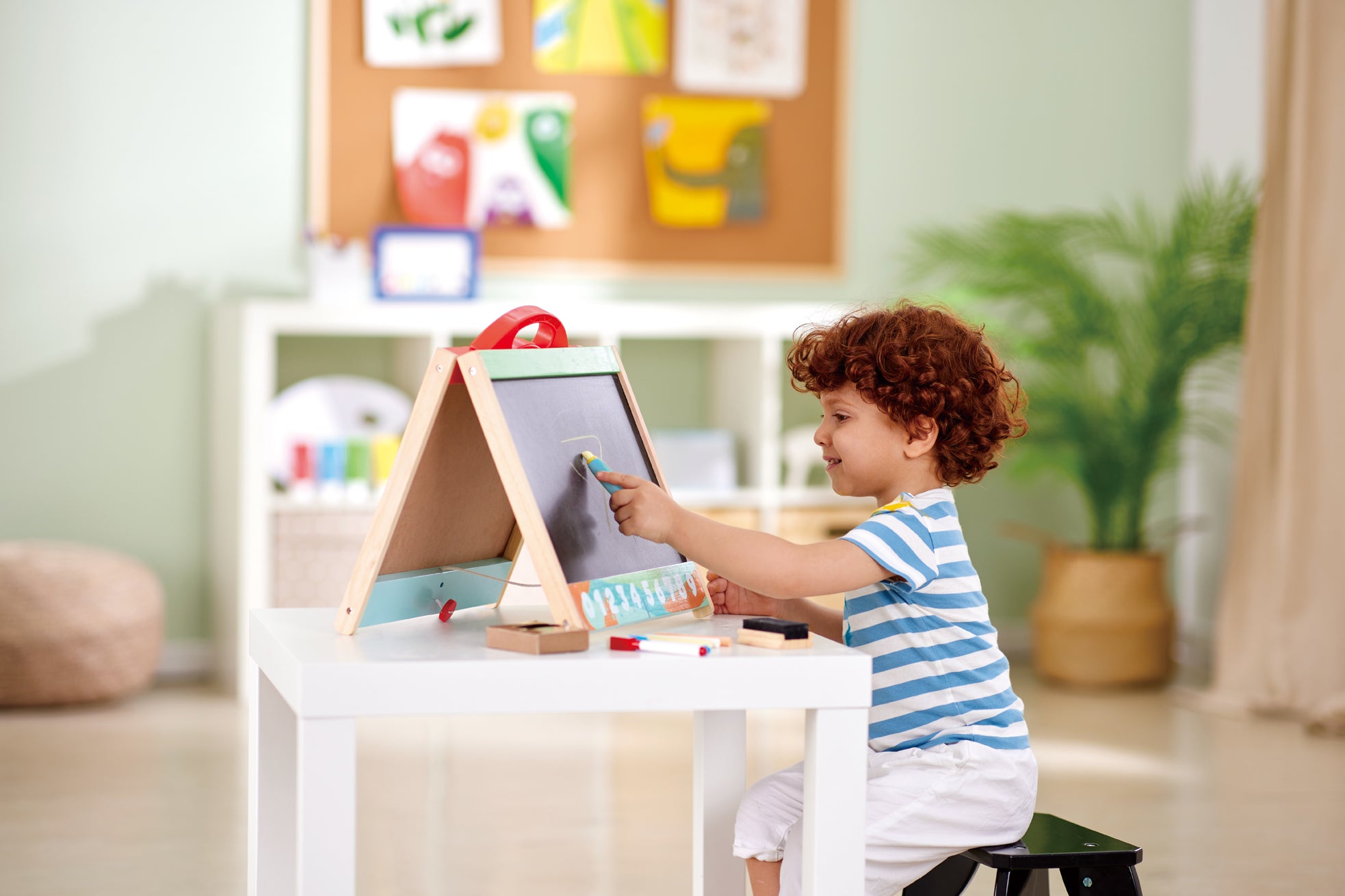 hape-store-and-go-easel