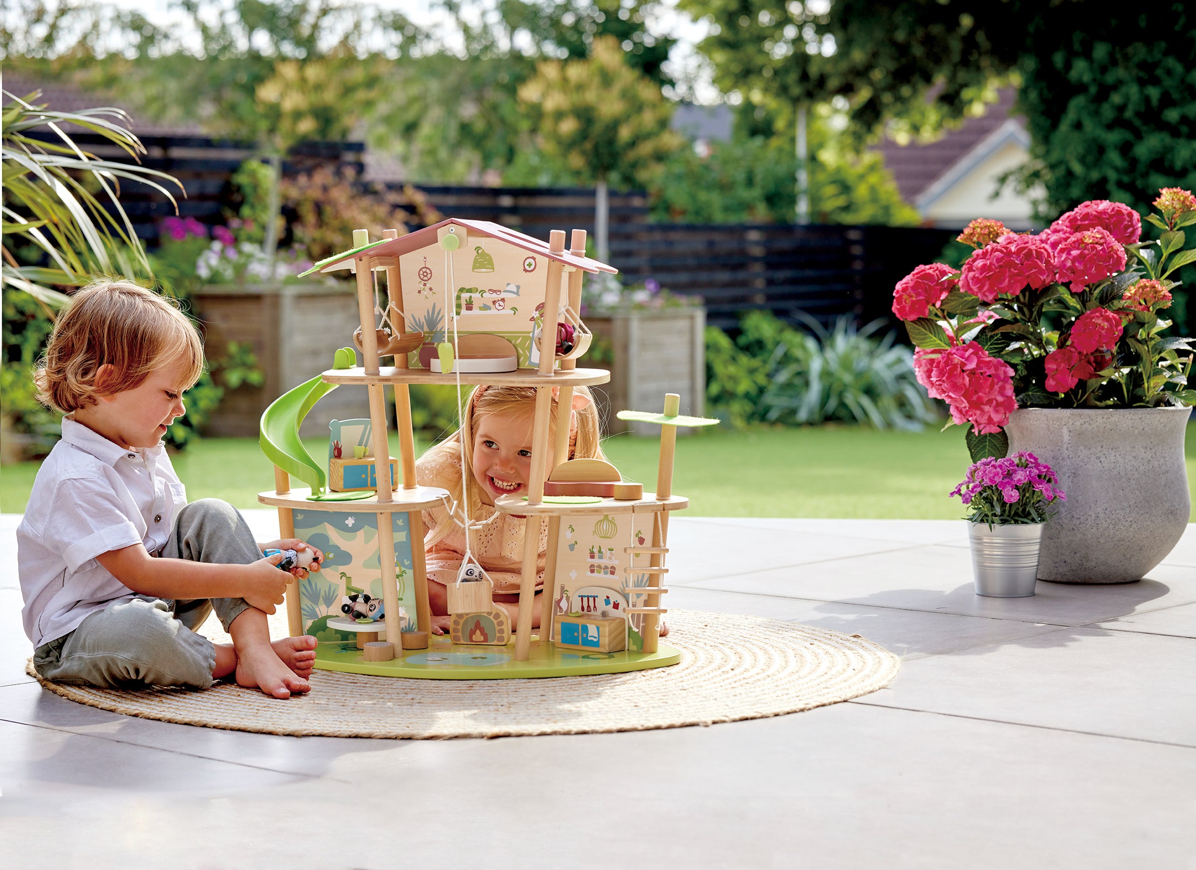 hape-green-planet-pandas-bamboo-house