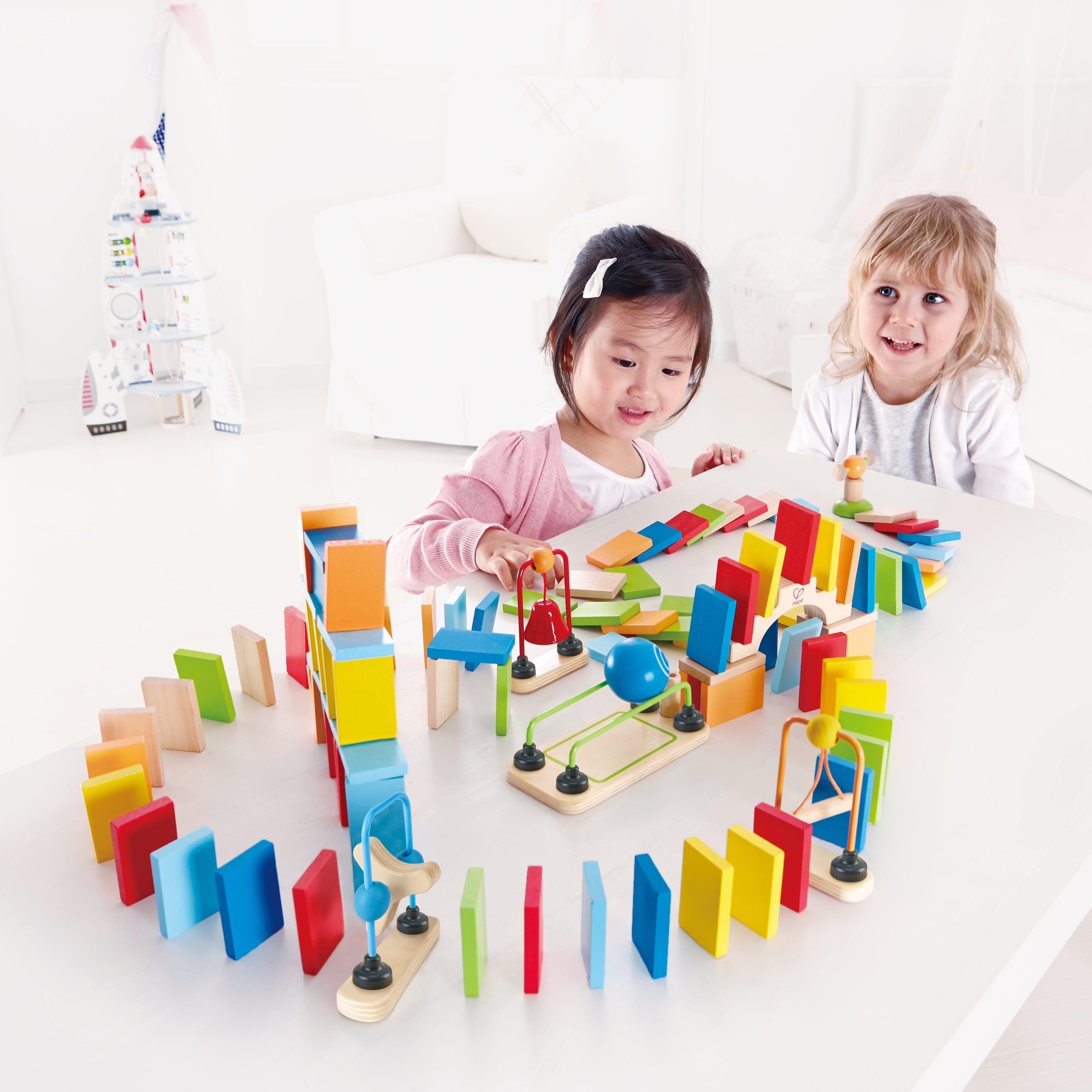 hape-dynamo-dominoes