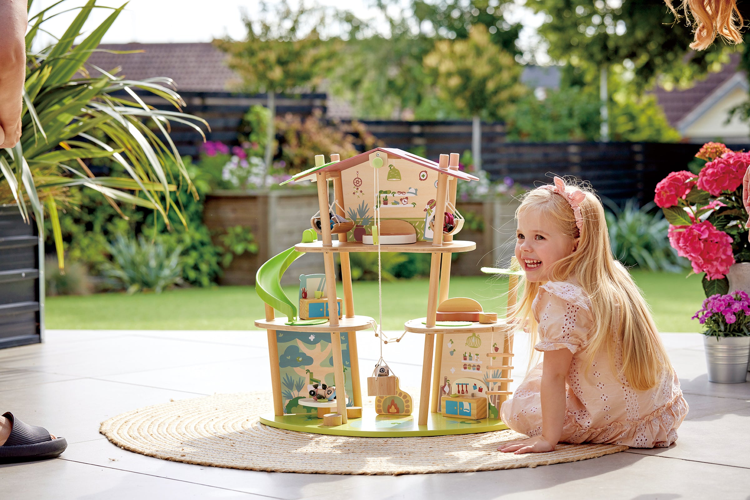 hape-green-planet-pandas-bamboo-house